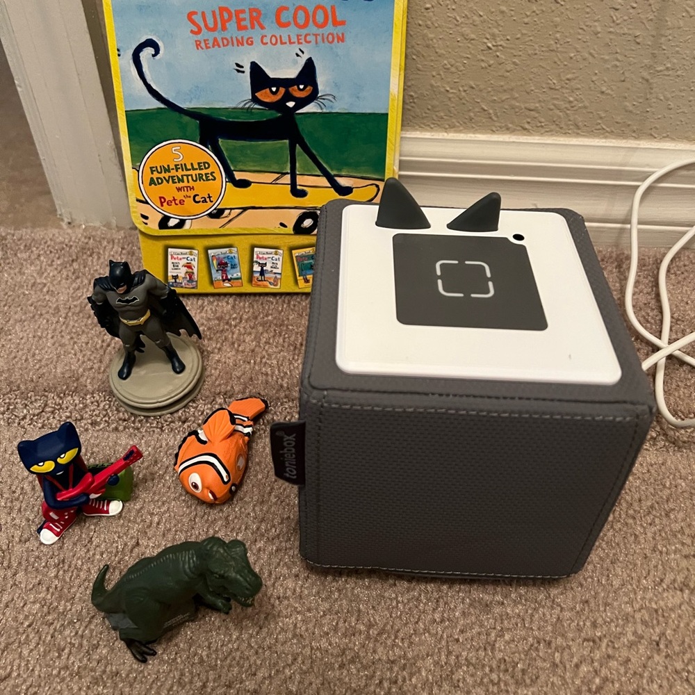 Tooniebox bundle with 4 Figurines